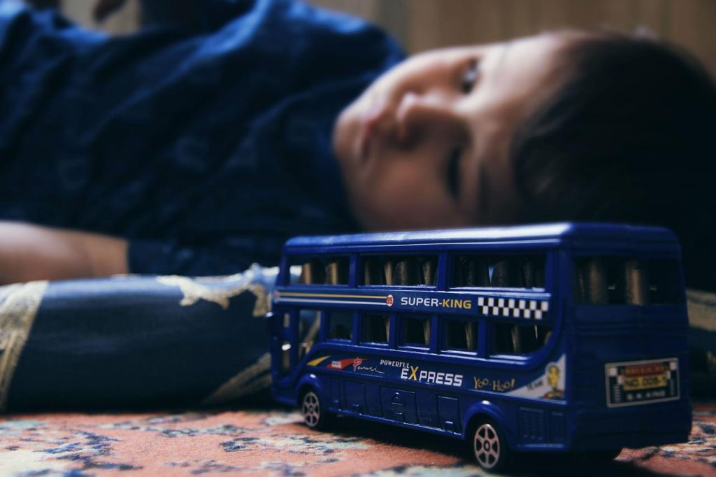 sad child, double-decker bus, toys-1759986.jpg